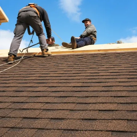 Artisan couvreur Targon réalisant la pose d'une toiture en tuiles