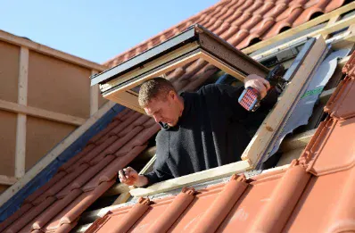 Pose de fenêtre de toit et velux par un couvreur à Targon